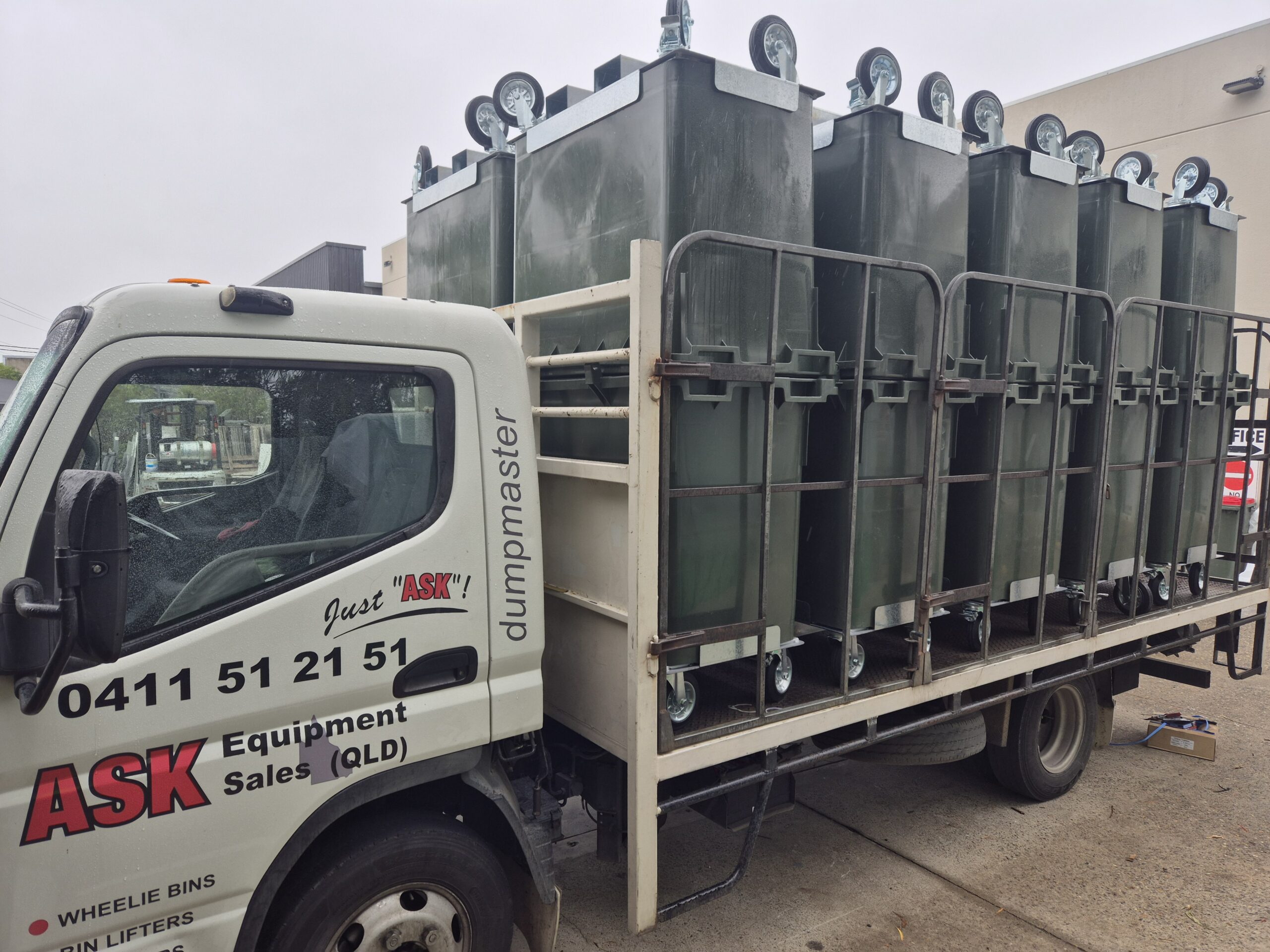 660L wheelie bin fork pockets and rotator plate for forklift handling